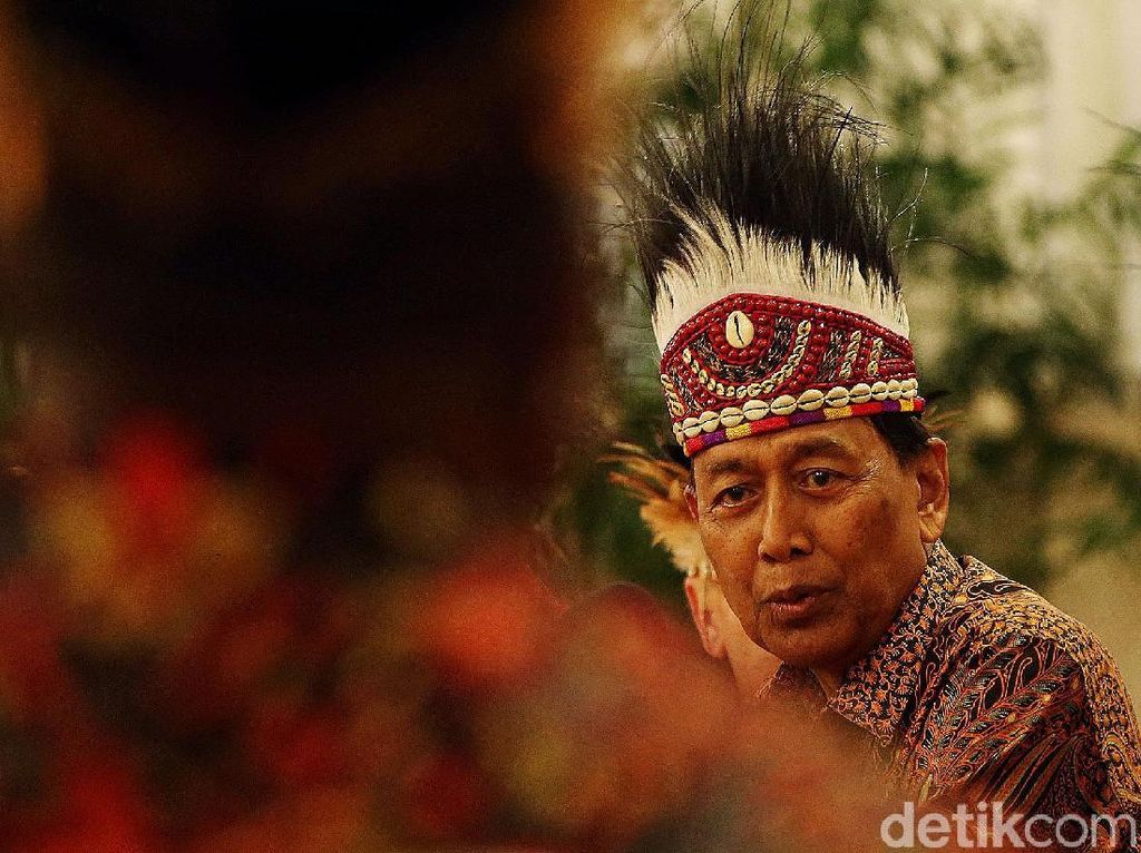 Wiranto Bikin Video Klip, Nyanyikan Lagu Minta Warga Tak Mudik Wiranto Bikin Video Klip, Nyanyikan Lagu Minta Warga Tak Mudik