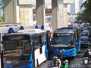 Ada Bus TransJ Ditabrak Mobil, Lalin Menteng Arah Rasuna Said Macet