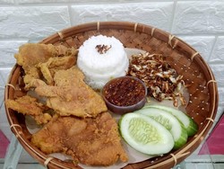 Puas Makan Nasi Kulit Ayam Goreng Renyah Gurih di Sini