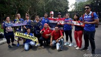 Potret sejumlah suporter Thailand berfoto bersama suporter Indonesia jelang laga pertandingan Indonesia melawan Thailand dalam Kualifikasi Piala Dunia 2022 di Stadion Utama Gelora Bung Karno.