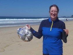 Puntung Rokok, Pembalut Bekas, Ada Ratusan Kilo Sampah di Pantai Gold Coast