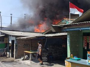 Pabrik Tiner di Kalideres Terbakar, 15 Mobil Damkar Dikerahkan