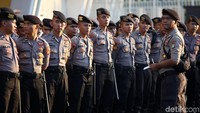 Sejumlah petugas kepolisian nampak tengah diberikan arahan di area sekitar Stadion Utama Gelora Bung Karno, jelang laga pertandingan Indonesia vs Thailand dalam Kualifikasi Piala Dunia 2022.