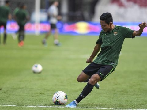 jelang timnas indonesia lawan timnas thailand Pemain Timnas Indonesia Evan Dimas mengikuti sesi latihan resmi di Stadion Utama Gelora Bung Karno, Senayan, Jakarta, Senin (9/9/2019). Latihan tersebut untuk persiapan melawan Timnas Thailand pada Selasa (10/9), dalam laga Kualifikasi Piala Dunia 2022 Grup G zona Asia. ANTARA FOTO/Hafidz Mubarak A/ama.