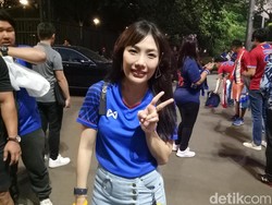 Suporter Cantik Thailand Terpesona Megahnya GBK, Heran Penonton Sepi