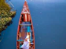 pencari barokah lewat botol bekas di sungai