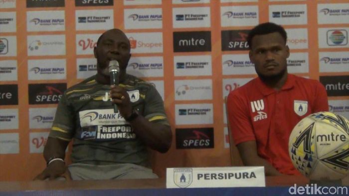 Persipura Jayapura mengusung misi kembali ke jalur kemenangan saat menjamu PSIS Semarang. (Foto: Suriyatman/detikcom) Persipura Jayapura mengusung misi kembali ke jalur kemenangan saat menjamu PSIS Semarang. (Foto: Suriyatman/detikcom)