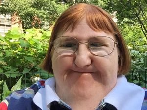 Wanita Ini Dibilang Terlalu Jelek untuk Selfie, Begini Balasnya Pada Netizen