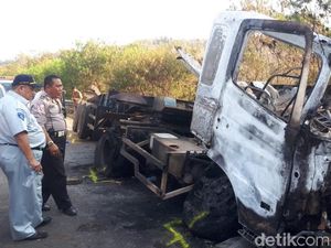 Detik-detik Lima Kendaraan Alami Kecelakaan Beruntun di Cipularang Detik-detik Lima Kendaraan Alami Kecelakaan Beruntun di Cipularang