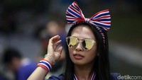 Suporter Timnas Thailand yang menyaksikan langsung pertandingan di SUGBK itu pun mengenakan beragam atribut yang berwarna Merah Putih dan Biru yang merupakan tiga warna bendera negara berjuluk Negeri Gajah Putih tersebut.
