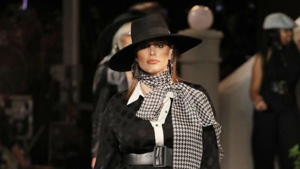 Foto: Aksi Bumil Ashley Graham Jalan di Catwalk New York Fashion Week