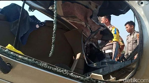 Penampakan MPV Yang Ringsek Tewaskan 3 Orang di Nganjuk