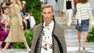 15 Koleksi Tory Burch di New York Fashion Week yang Terinspirasi Putri Diana