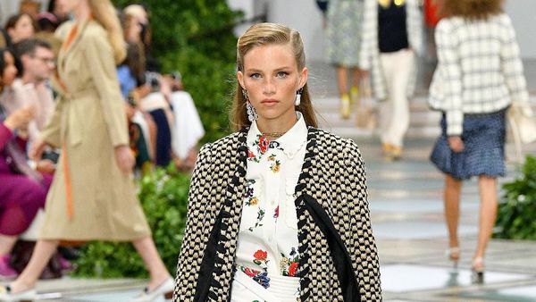 15 Koleksi Tory Burch di New York Fashion Week yang Terinspirasi Putri Diana