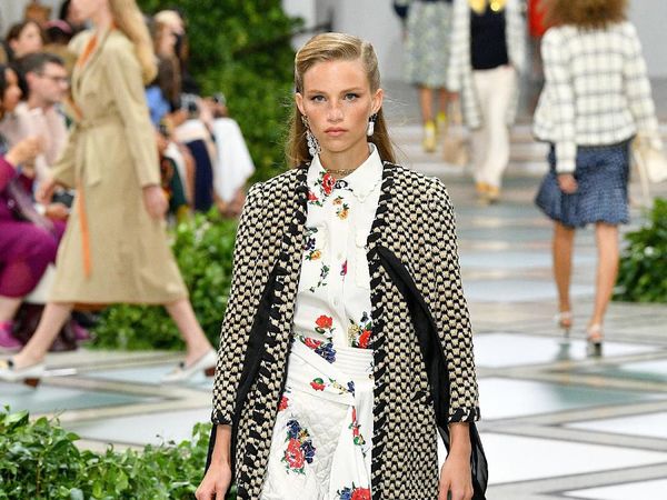 15 Koleksi Tory Burch di New York Fashion Week yang Terinspirasi Putri Diana