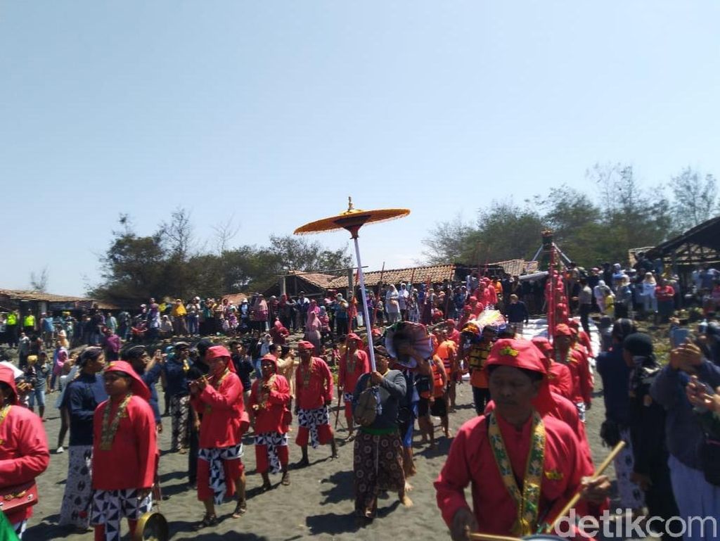 Puro Pakualaman Gelar Upacara Hajad Dalem Labuhan di Pantai Glagah Puro Pakualaman Gelar Upacara Hajad Dalem Labuhan di Pantai Glagah