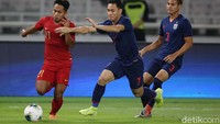 Indonesia bukan tanpa serangan, Andik menerobos barisan pertahanan Thailand.