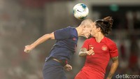 Duel udara antara Irfan Bachdim dan pemain Thailand.