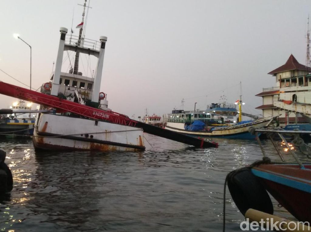 Mobil Crane Ambruk Timpa Kapal di Pelabuhan Semarang Mobil Crane Ambruk Timpa Kapal di Pelabuhan Semarang