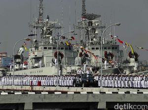 Defile Pasukan Meriahkan HUT TNI AL Ke-74 Defile Pasukan Meriahkan HUT TNI AL Ke-74
