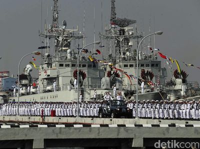 Defile Pasukan Meriahkan HUT TNI AL Ke-74