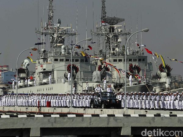 Defile Pasukan Meriahkan HUT TNI AL Ke-74