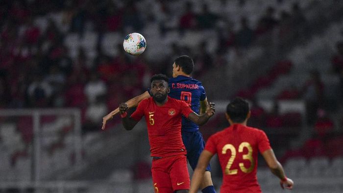 TIMNAS INDONESIA VS THAILAND Pesepak bola timnas Thailand Supachai Chaideo (atas) berebut bola dengan pesepak bola Timnas Indonesia Rudollf Yanto Basna (tengah) saat pertandingan kualifikasi Piala Dunia 2022 Grup G Zona Asia di Stadion Utama Gelora Bung Karno (GBK), Senayan, Jakarta, Selasa (10/9/2019). ANTARA FOTO/Nova Wahyudi/hp.