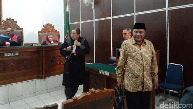 Eks Gubernur Aceh Abdullah Puteh Divonis 1,5 Tahun Penjara Kasus Penipuan Eks Gubernur Aceh Abdullah Puteh Divonis 1,5 Tahun Penjara Kasus Penipuan