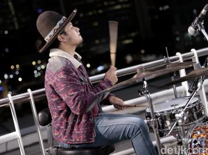 Jatuh saat Konser, Drummer Gugun Blues Shelter Alami Fraktur Lengan