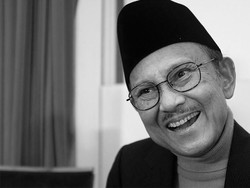 Warga Berduka dan Panjatkan Doa di Monumen Cinta Habibie-Ainun