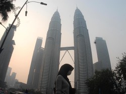 Menara Kembar Petronas Tertutup Kabut Asap Pekat