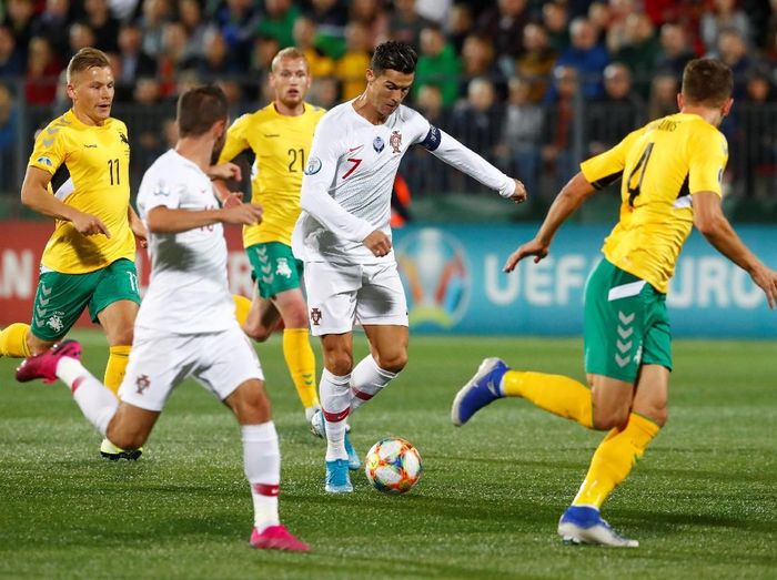 Cristiano Ronaldo mencetak 4 gol untuk mengantar Portugal membenamkan Lithuania 5-1. Foto: Ints Kalnins / Reuters Cristiano Ronaldo mencetak 4 gol untuk mengantar Portugal membenamkan Lithuania 5-1. Foto: Ints Kalnins / Reuters