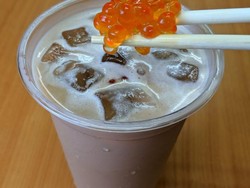 Aneh Banget! Pria Ini Campur Telur Ikan dengan Bubble Tea