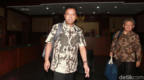 Ekspresi Rommy di Sidang Perdana Kasus Jual-Beli Jabatan Kemenag