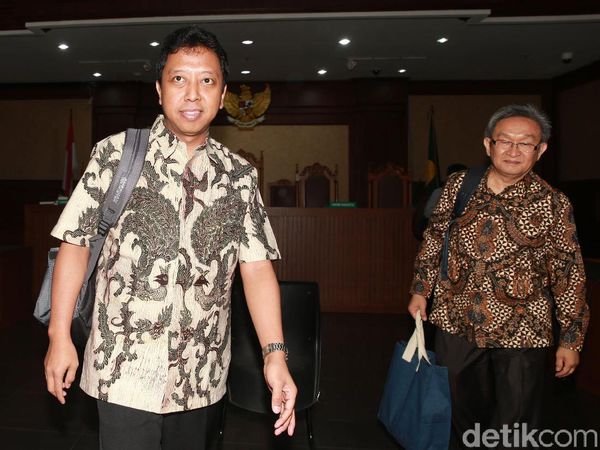 Ekspresi Rommy di Sidang Perdana Kasus Jual-Beli Jabatan Kemenag