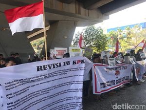 Massa Pendukung Revisi UU KPK Demo di Kolong Flyover Makassar
