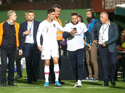 Fans mengajak Cristiano Ronaldo berswafoto.