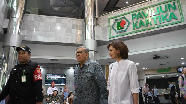 Quraish Sihab Pegang Tangan Habibie Sambil Mendoakan