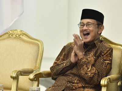 Senyum Khas BJ Habibie, Sang Jenius Kebanggaan Indonesia