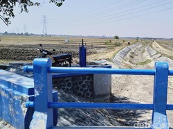 Sungai Kering, Warga Demak Terpaksa Beli Air untuk Mandi dan Masak