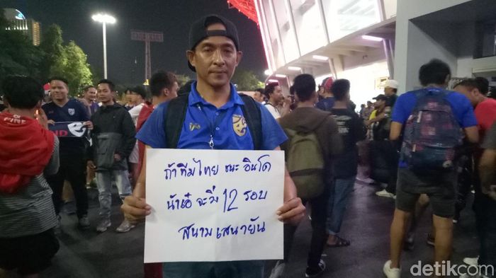 Seorang suporter Thailand memenuhi nazarnya usai kemenangan telak atas Indonesia. (Foto: Randy Prasatya) Seorang suporter Thailand memenuhi nazarnya usai kemenangan telak atas Indonesia. (Foto: Randy Prasatya)