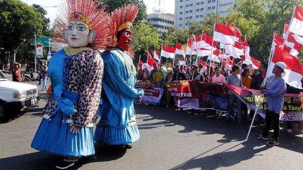 Ondel-ondel Ramaikan Aksi di Depan Istana