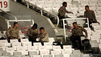 Sepinya penonton membuat pak polisi tampak santai.
