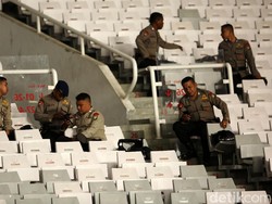 Sepinya penonton membuat pak polisi tampak santai.