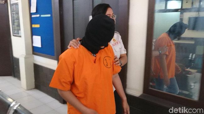Pasangan Lesbian Pelajar Digerebek Saat Asyik Berduaan di Hotel Pasangan Lesbian Pelajar Digerebek Saat Asyik Berduaan di Hotel