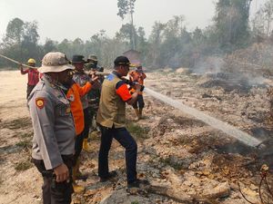 Doni Monardo Terjun ke Riau, Kaget Ada Sumur Minyak Dekat Api Karhutla