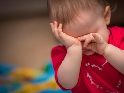 Orang Tua Merokok, Asapnya Bisa Sebabkan Kerusakan Mata Anak