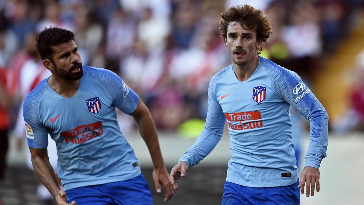 Diego Costa menilai keputusan Antoine Griezmann bergabung Barcelona wajar. Foto: Oscar del Pozo / AFP