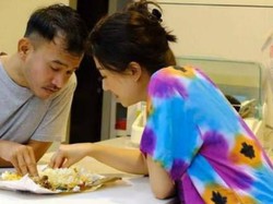 Sukses Jadi Bintang dan Tajir, 5 Artis Ini Tetap Hobi Makan Pakai Tangan