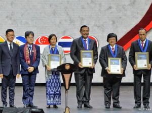 Luhut hingga Budi Karya Juga Dapat Kado dari Insinyur se-ASEAN Luhut hingga Budi Karya Juga Dapat Kado dari Insinyur se-ASEAN